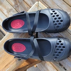 Skechers Black Foam Croc Style Velcro Tab Women's Shoe. Sz 7. Like New.